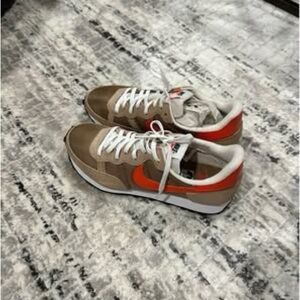 Sz 7 Nike Challenger OG Dark Driftwood Orange